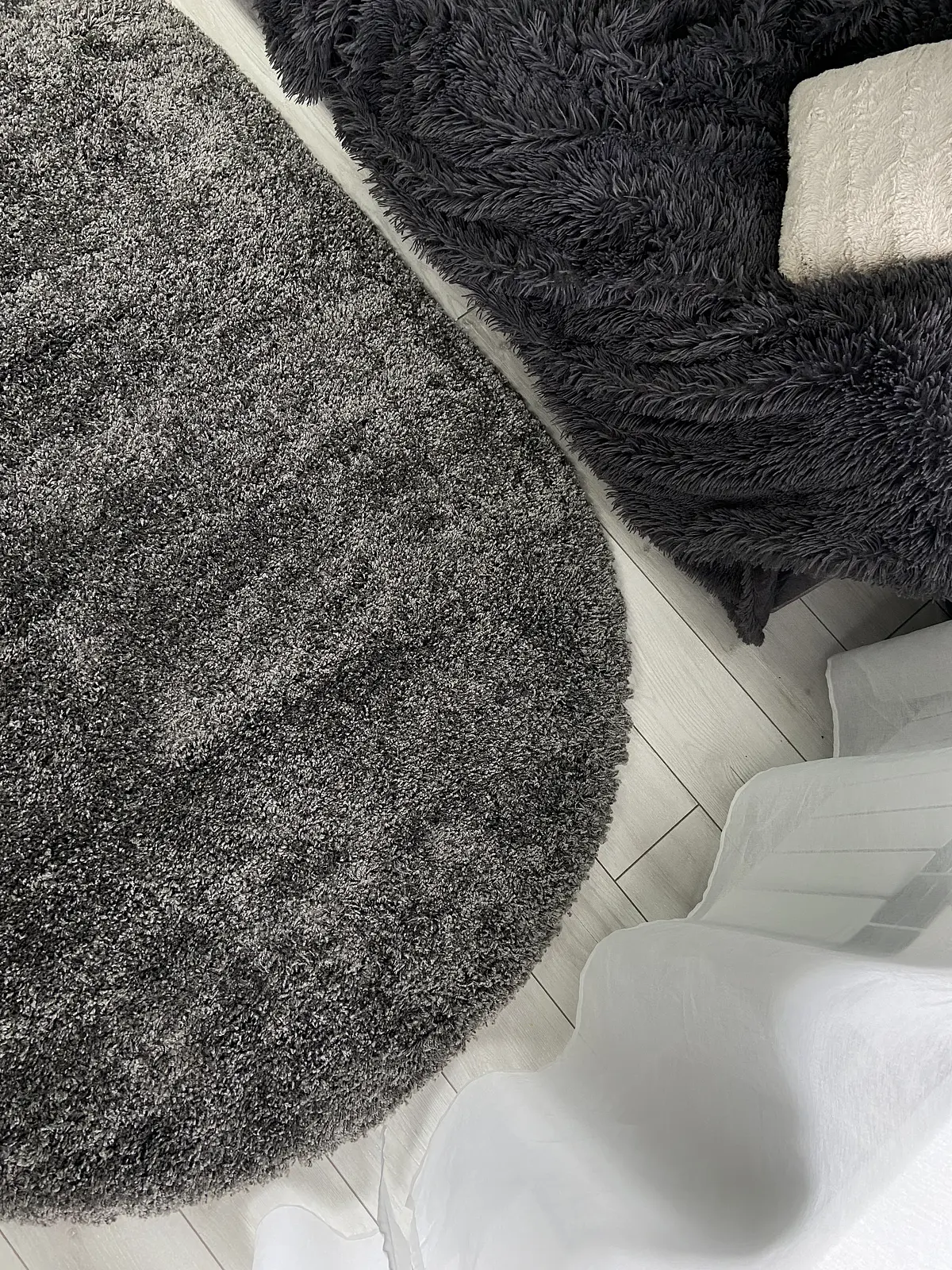 Пухнастий килим Plumis Lux Gray 6365A